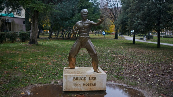 Pronađena ukradena statuta Brusa Lija u Mostaru, počinilac uhapšen