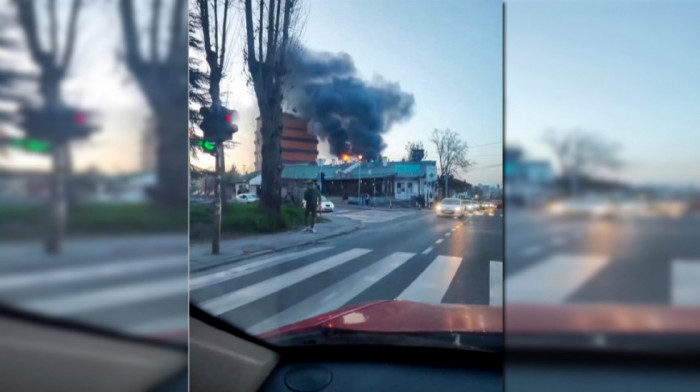 Gori krov na ugostiteljskom objektu na Voždovcu, požar gasi 15 vatrogasaca