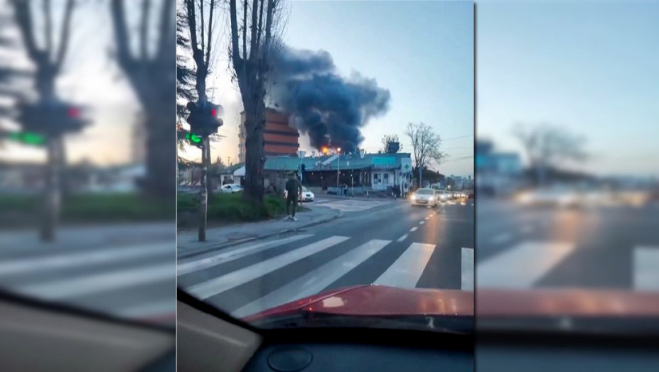 Gori krov na ugostiteljskom objektu na Voždovcu, požar gasi 15 vatrogasaca