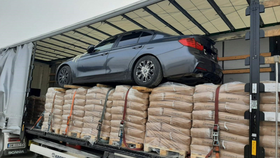 Sprečen šverc dva luksuzna automobila: U tovaru sirovina za boje i lakove nađen BMW