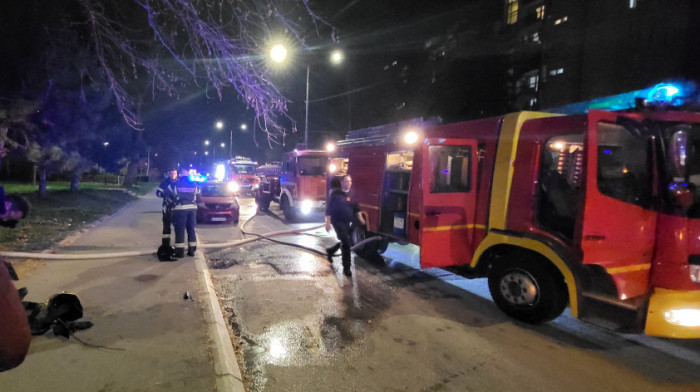 Gori napuštena kuća na Voždovcu: Vatrogasci na terenu, požar pod kontrolom