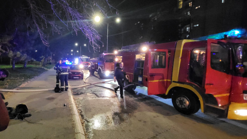 Gori napuštena kuća na Voždovcu: Vatrogasci na terenu, požar pod kontrolom
