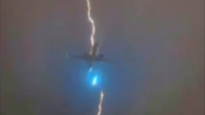 Grom udario u avion pun putnika nekoliko trenutaka nakon poletanja (VIDEO)