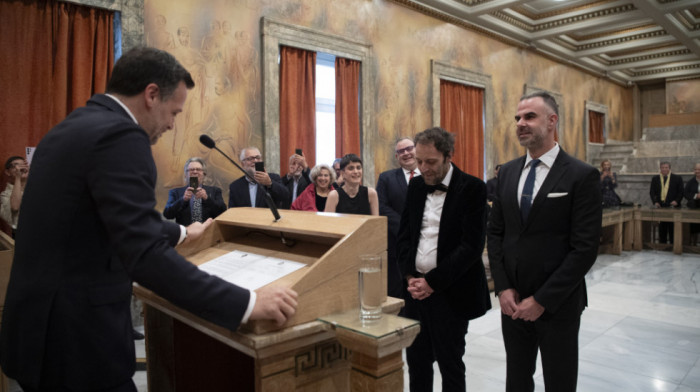 U Grčkoj sklopljen prvi brak između dva muškarca: Pisac i advokat se venčali u gradskoj skupštini Atine