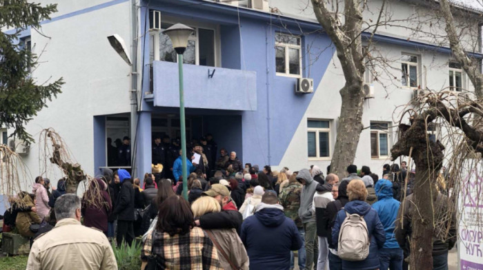 Protest ispred Centra za socijalni rad u Novom Sadu: Građani razvalili ogradu, na licu mesta i policija