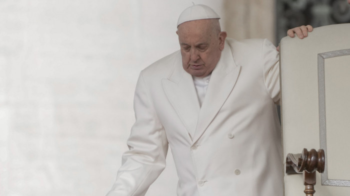 Papa Franja nema nameru da podnese ostavku, uverava da je dobrog zdravlja