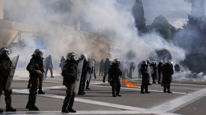 Neredi u Atini na protestu protiv reformi u obrazovanju: Demonstranati bacali molotovljeve koktele, policija suzavac