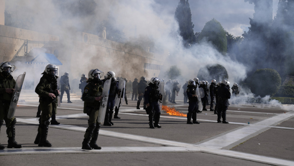 Neredi u Atini na protestu protiv reformi u obrazovanju: Demonstranati bacali molotovljeve koktele, policija suzavac