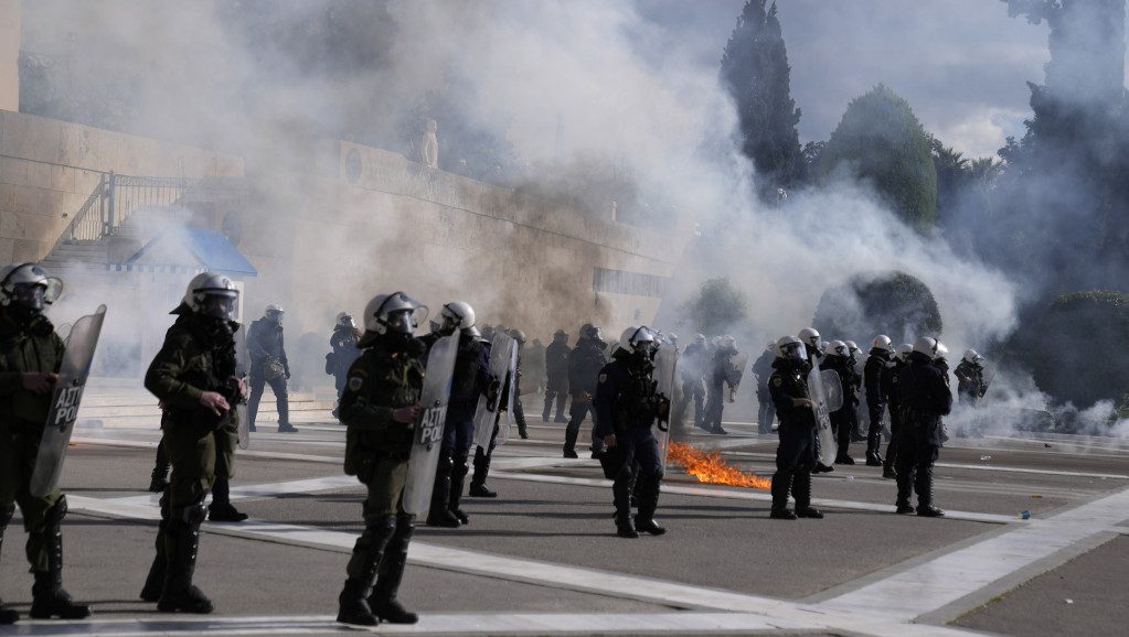 Neredi u Atini na protestu protiv reformi u obrazovanju: Demonstranati bacali molotovljeve koktele, policija suzavac