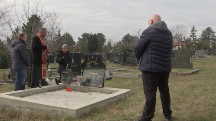Nekoliko preostalih Srba u Prištini posetilo na Zadušnice grobove svojih predaka