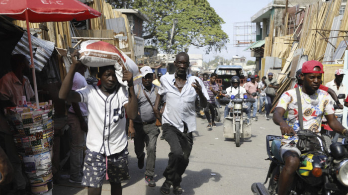 Kako sprečiti haos na Haitiju: Krade se sve -od hrane za bebe do stvari iz kancelarije konzula Gvatemale