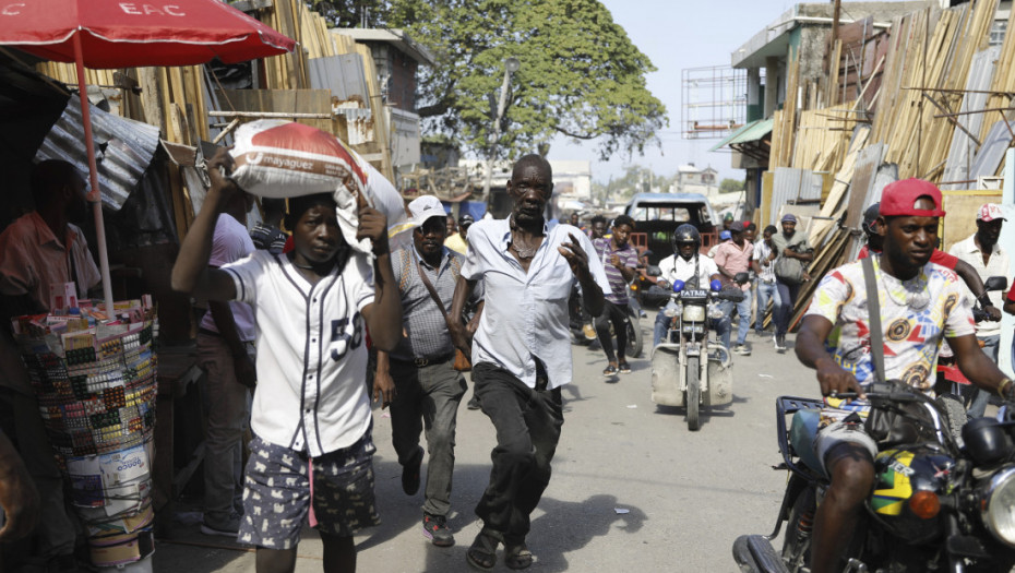 Kako sprečiti haos na Haitiju: Krade se sve -od hrane za bebe do stvari iz kancelarije konzula Gvatemale