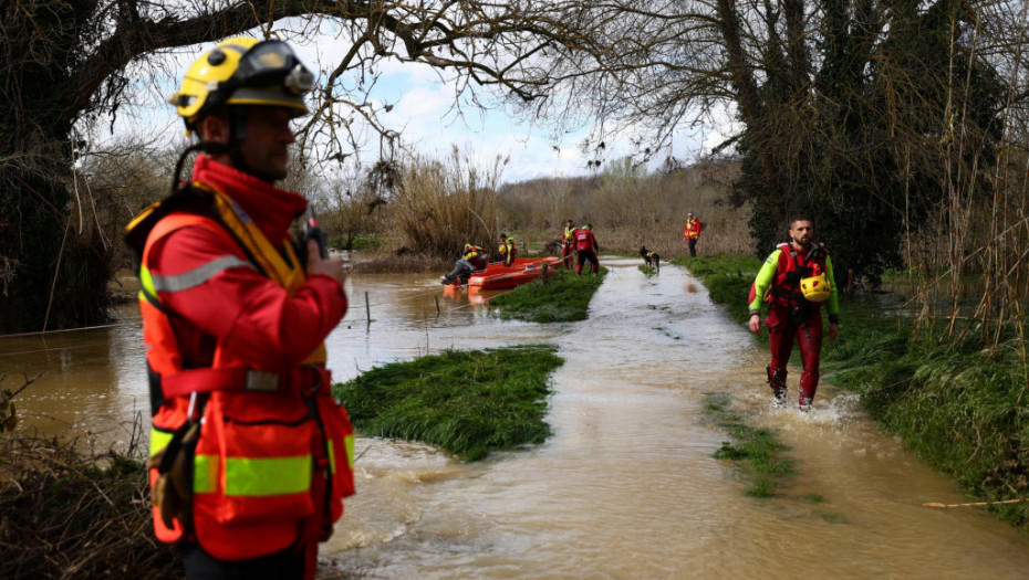 Poplave na jugu Francuske: Bujica odnela četvoročlanu porodicu dok su pokušavali da pređu most