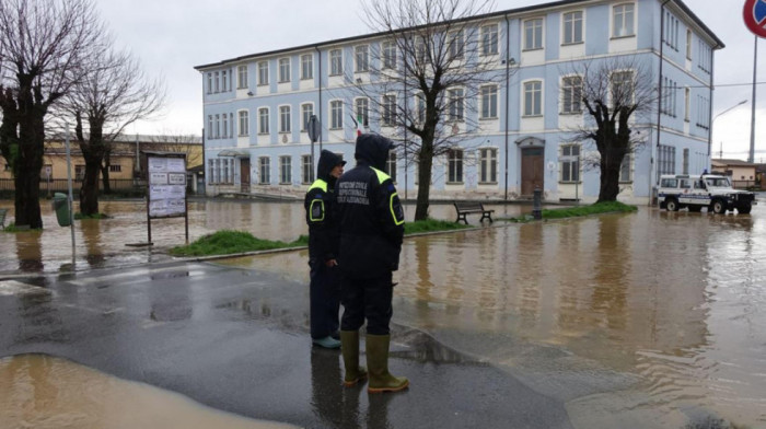 "Ovo nikada nismo videli": Izlila se reka Anglen u centralnoj Francuskoj, 40 ljudi evakuisano