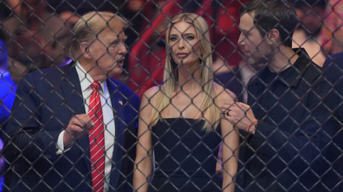 Tramp gledao UFC meč: Bivši predsednik SAD bio u društvu ćerke Ivanke i zeta Kušnera, publika psovala Bajdena