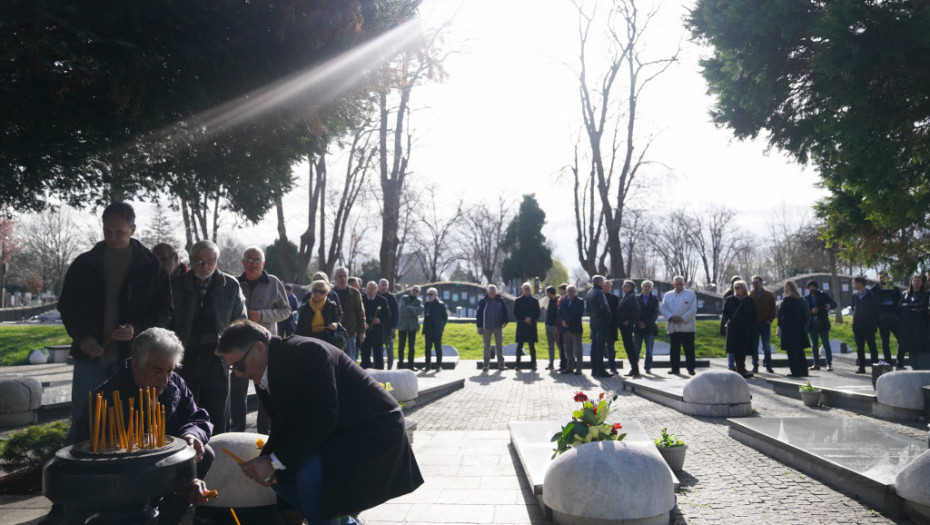 Godišnjica ubistva Zorana Đinđića: Venci na mestu na kom je izvršen atentat, veliki broj građana na groblju