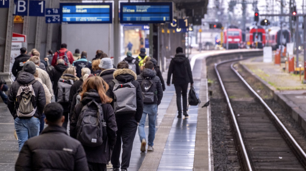 Infrastruktura železnice: Angažovano više od 800 radnika na čišćenju snega na prugama širom Srbije