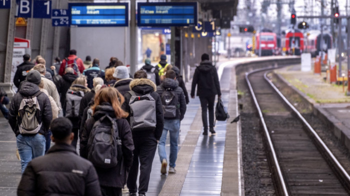 Infrastruktura železnice: Angažovano više od 800 radnika na čišćenju snega na prugama širom Srbije