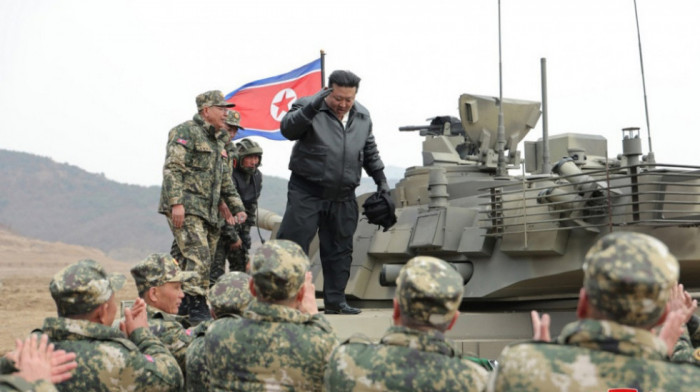 Kim iz tenka predvodio nove severnokorejske vojne vežbe: "Ovo je najmoćnije oklopno vozilo na svetu"