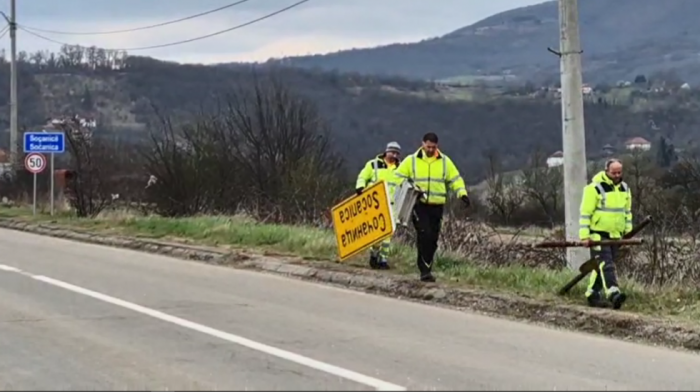 Na severu Kosova akcija uklanjanja tabli na ćirilici, Srpska lista: Kurtijev režim pokazao da primat nad pravom ima sila