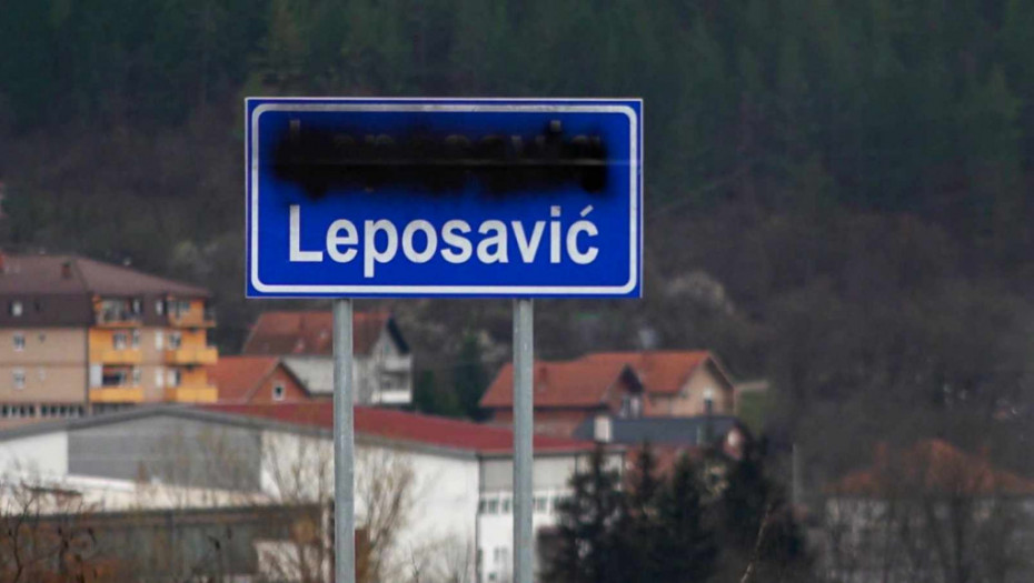 Prefarbane dvojezične table na putu Kosovska Mitrovica - Jarinje, precrtani albanski nazivi mesta