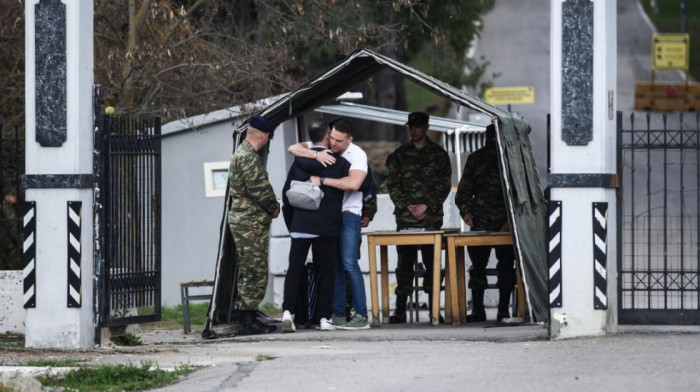 Lider grčke Sirize u vojsci 15 dana, ostatak će otkupiti za 810 evra mesečno