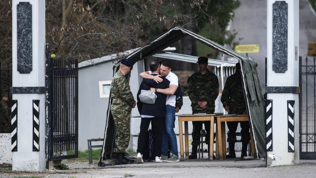 Lider grčke Sirize u vojsci 15 dana, ostatak će otkupiti za 810 evra mesečno