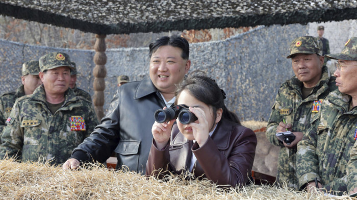 Kim Džong nadgledao vežbu ispaljivanja iz "super-velikih" višecevnih raketnih bacača, Južna Koreja zabrinuta