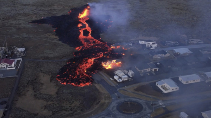 "Potoci i dalje teku": Nakon erupcije vulkana na Islandu lava je stigla do istočne odbrane grada Grindavik