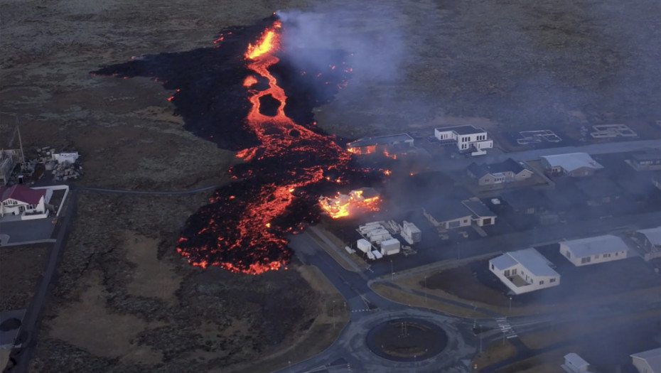 "Potoci i dalje teku": Nakon erupcije vulkana na Islandu lava je stigla do istočne odbrane grada Grindavik