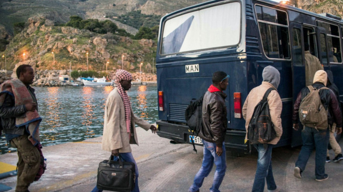 Dramatičan snimak iz Grčke: Lokalci odguruju brod pun migranata nazad u more, situacija izmiče kontroli (VIDEO)