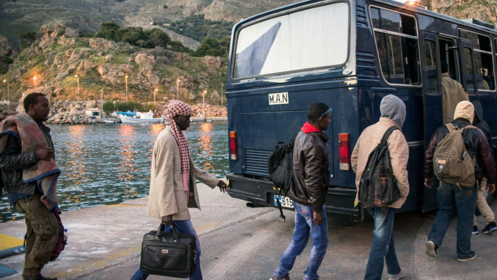 Dramatičan snimak iz Grčke: Lokalci odguruju brod pun migranata nazad u more, situacija izmiče kontroli (VIDEO)