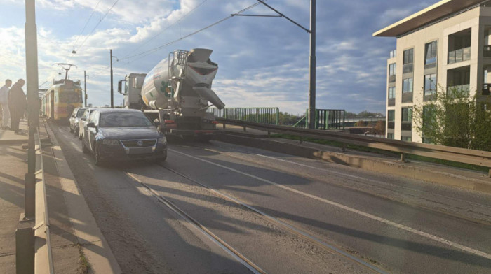 Lančani sudar na Savskom mostu: Zaustavljen saobraćaj ka centru grada