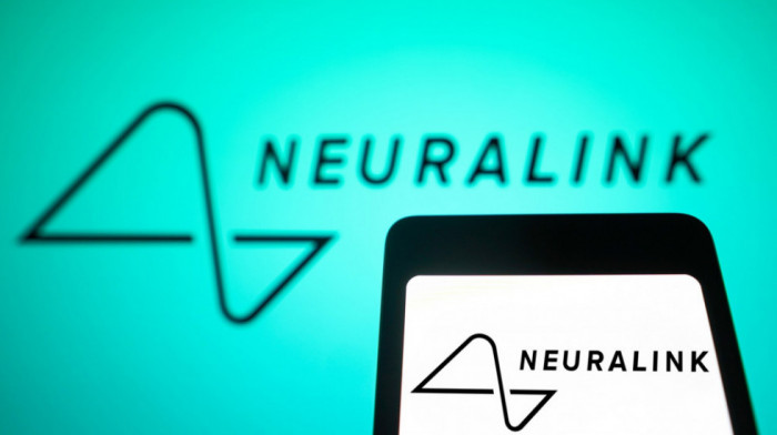 Prvi pacijent sa Neuralinkovim čipom u mozgu snimljen kako igra šah: Figure pokreće samo snagom uma
