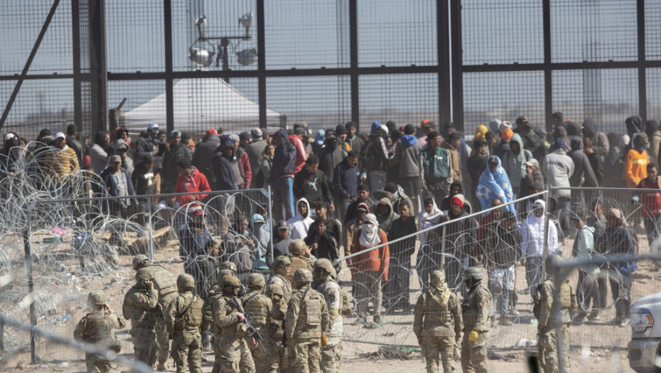 Haotične scene u Teksasu: Velika grupa ilegalnih imigranata probila ogradu u El Pasu i napala graničare