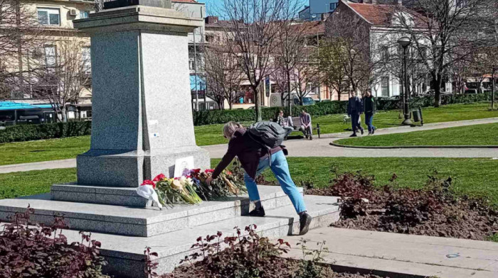 Ruski državljani, uprkos upozorenjima, u Vukovom parku i ispred Ambasade polažu cveće i odaju počast stradalima u Moskvu