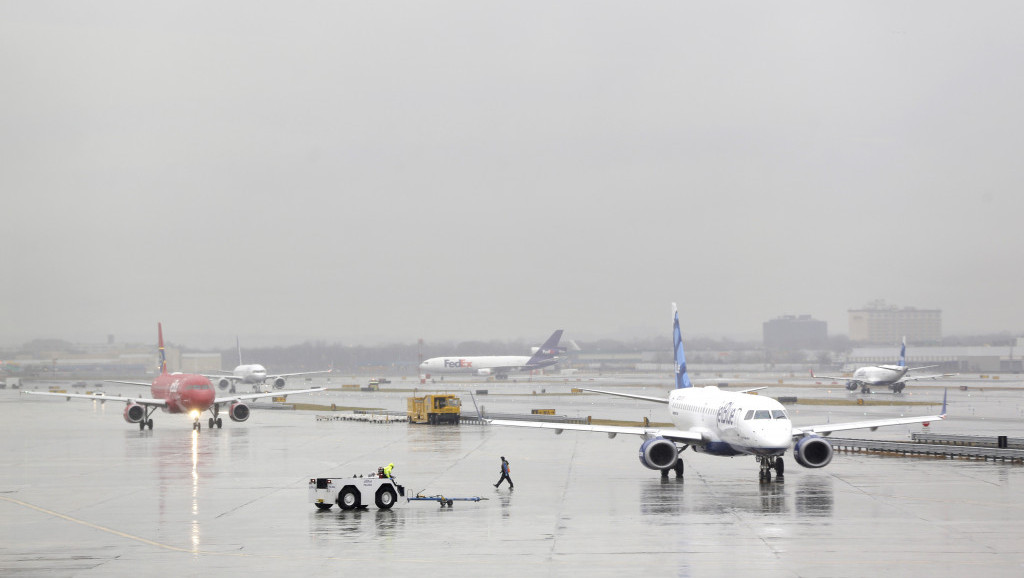Jaka kiša pogodila Njujork: Stotine letova odloženo sa domaćih i međunarodnih aerodroma, poplavljen i metro