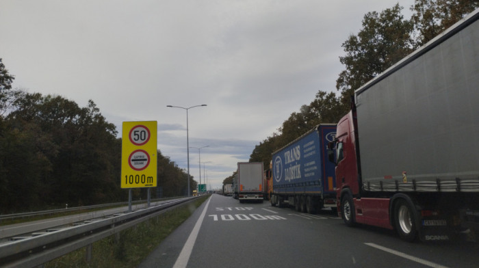 Kamioni na izlazu iz Srbije na prelazu Horgoš čekaju šest, na Kelebiji pet sati