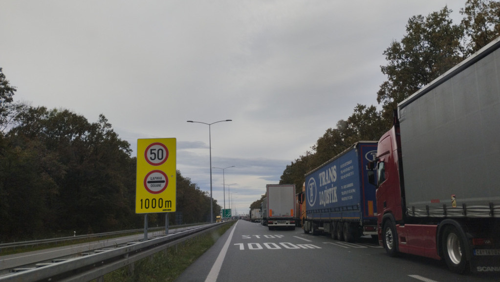 Bez zadržavanja na rampama auto-puteva, kamioni na Horgošu ćekaju pet sati