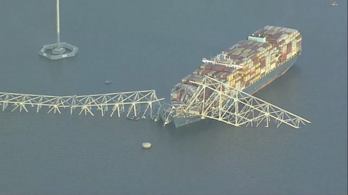 Spasilačke ekipe treba da podignu iz vode prvi deo srušenog mosta u Baltimoru