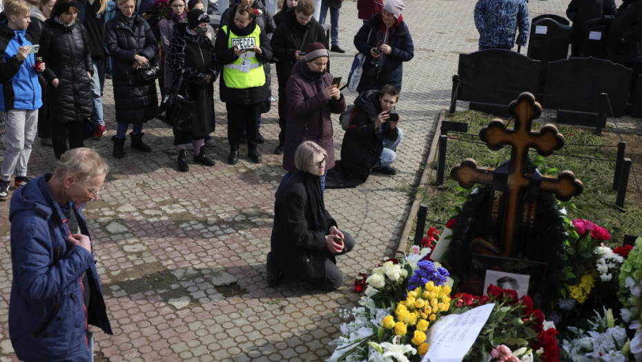 Četrdeset dana od smrti Alekseja Navaljnog: Majka Ljudmila položila cveće na grob ruskog opozicionara