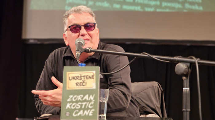 Zoran Kostić Cane promovisao knjigu pesama "Ukrštene reči": One su sa nebesa, ja sam samo "nebeski sprovodnik"