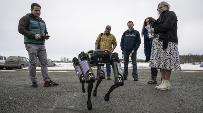Šta radi robot na aerodromu na Aljasci? Glavni zadatak mu je da  - plaši divlje životinje