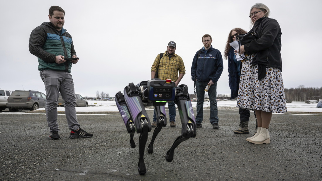 Šta radi robot na aerodromu na Aljasci? Glavni zadatak mu je da - plaši divlje životinje