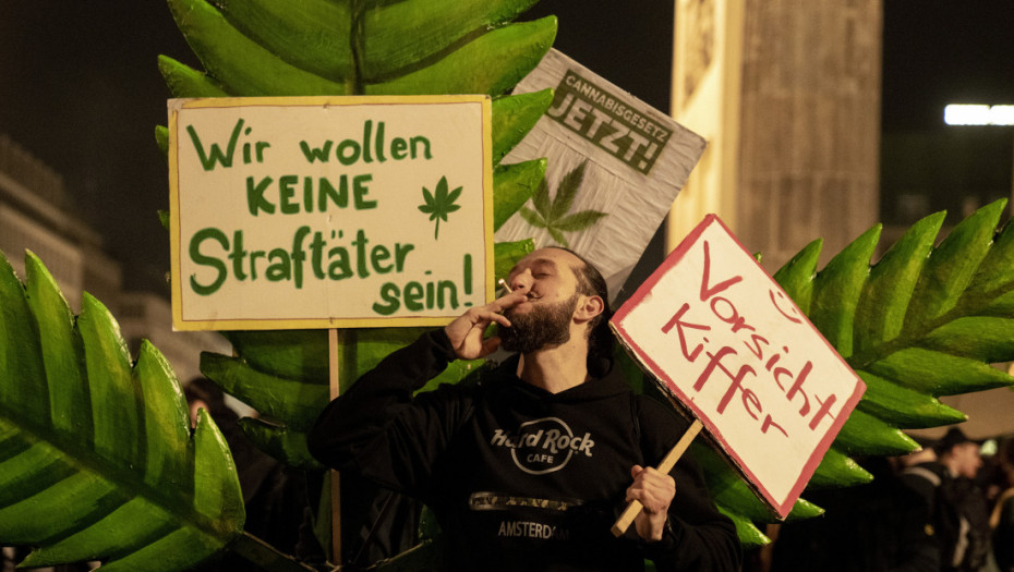 Nemcima od danas dozvoljeno uzgajanje i posedovanje marihuane: Mogu da imaju tri biljke i da nose do 25 grama kanabisa