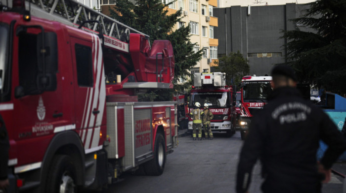 Požar na Zvezdari: Gorela kuća, u gašenju učestvovalo 14 vatrogasaca sa tri vozila