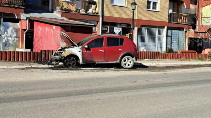 U Kosovskoj Mitrovici izgoreo automobil beogradskih registarskih tablica