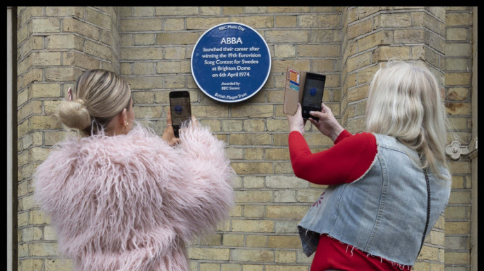 Fanovi obeležili 50 godina od pobede grupe ABBA na Evroviziji pesmom "Vaterlo" - na londonskoj stanici Vaterlo