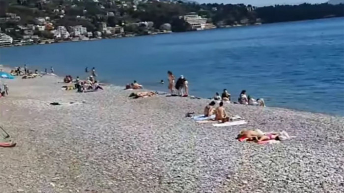 Toplo vreme izmamilo kupače na crnogorskom primorju (VIDEO)