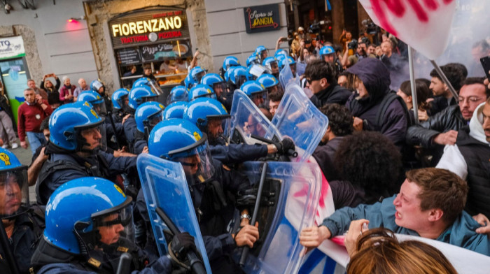 Demonstracije protiv NATO-a u Napulju: Studenti se sukobili sa policijom, troje povređeno